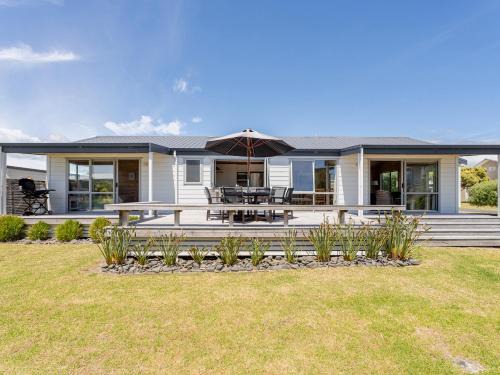 Matarangi House | Kowhai Retreat - Matarangi Holiday Home