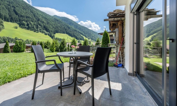 Valle Aurina Apartment | Kreuzkofel Holiday Apartment with Shared Whirlpool & Garden