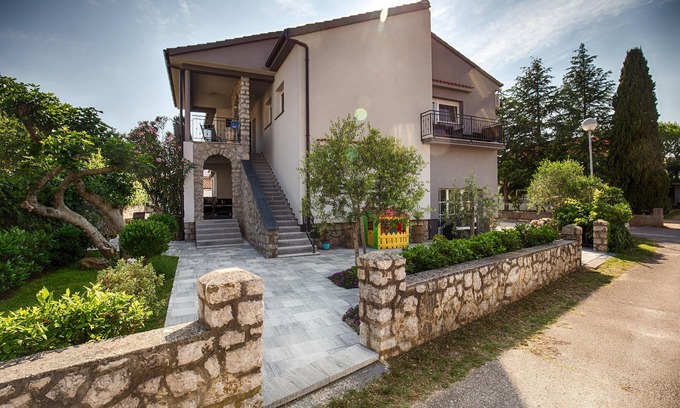 Krk Apartment | KRK CITY ! 200m PROMENADE !Romantic house, with small pool .