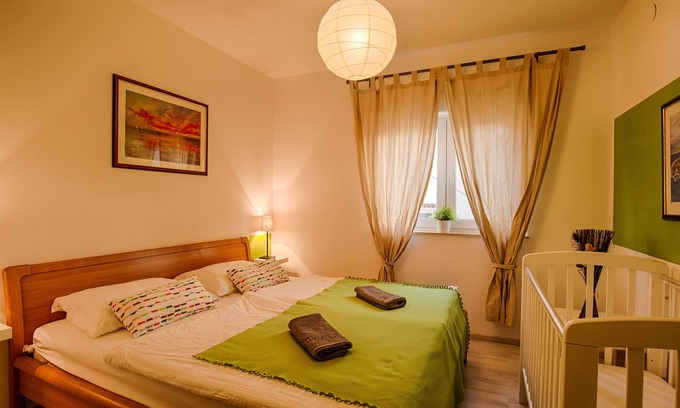 Krk Apartment | KRK CITY ! 250m PROMENADE !Vilaveja family house !small pool, jacuzzi
