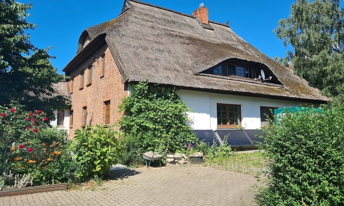 Hof Redentin Apartment | Krusenhagen Apartment with Garden