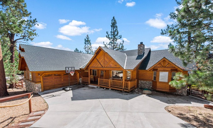Castle Glen Estates Cabin | Kubo Del Sol - Dream Location With Hot Tub! Beautiful, Light And Bright Log Cabin. 3 Bedroom Cabin