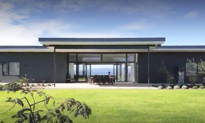 Hay House | Kwoorabup Views + Studio: Stunning Scenic Escape