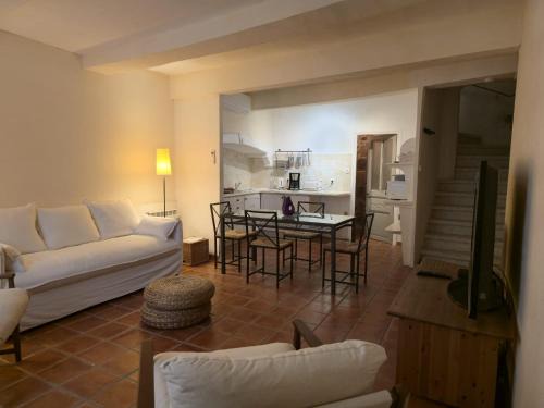 Serignan Apartment | L'élégante Maison de Village Terrasse Tropézienne