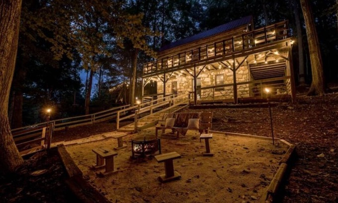 Barium Springs Cabin | L'ancienne Cabine: Waterfront, Historic Log Cabin meets Bohemian Charm