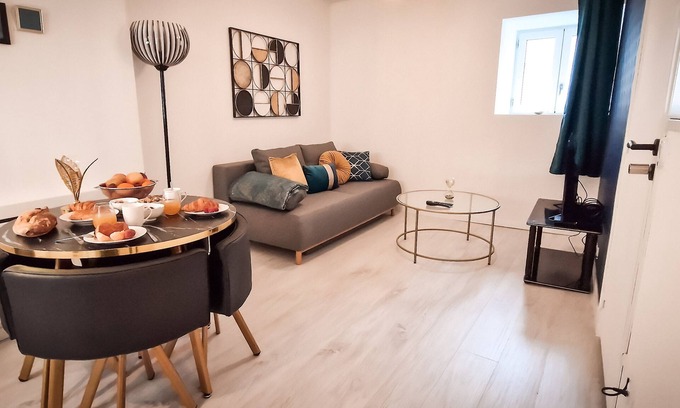 Villefranche-de-Rouergue Apartment | L'art Déco 3 Wifi,netflix,disney+coeur de Bastide