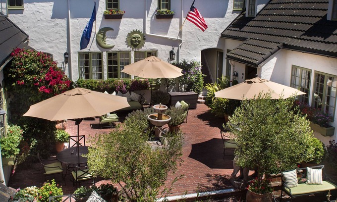 Golden Rectangle Hotel | L Auberge Carmel