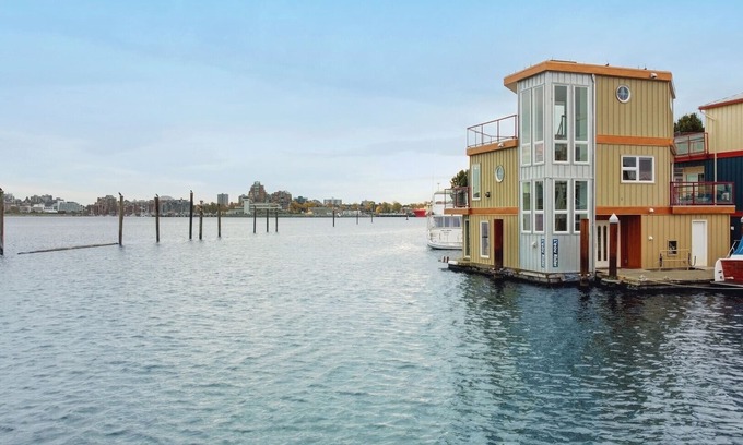 Victoria Boat Rental | L'eau Rider. A unique float home experience.