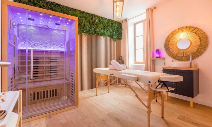 Le Creusot House | L'essentiel- Appartement avec Jacuzzi et Sauna et table de massage - SR Loc