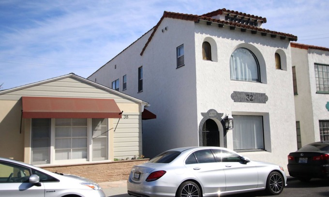Belmont Shore Apartment | L@K 2 minute walk to the BEACH and the party street called 2nd Street!