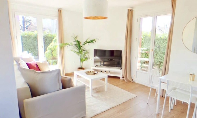 Livry-Gargan Apartment | L05 - Aéroport, Paris, Disney, Parc des Expositions by Villa Dengous