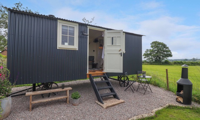 Penrith Cottage | LA'AL LING, romantic, with hot tub in Penrith