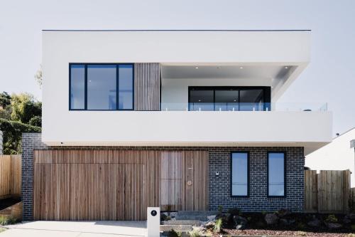 Ocean Grove Villa | La Bella Beach House-Sleeping 9, Wood Fire, Aircon