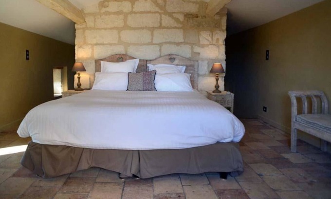 Saint-Hilaire-d'Ozilhan Hotel | La Belle Vie