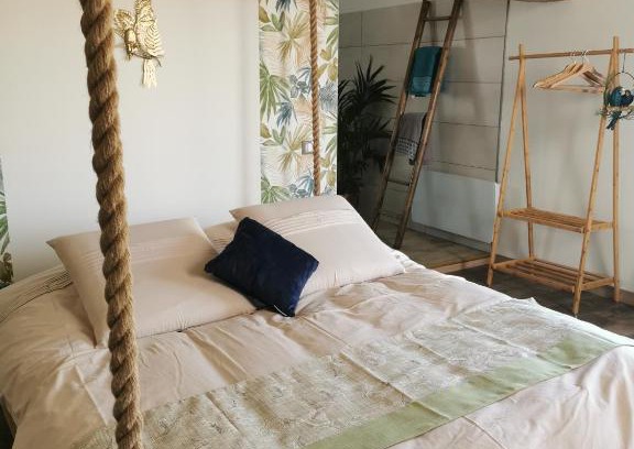 Bassevelle Bed & Breakfast | La bulle suspendue