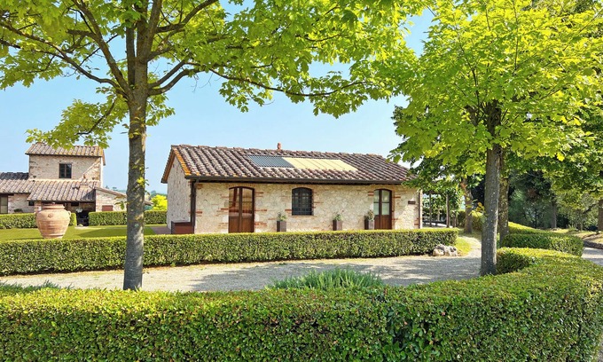 Colle di Val d'Elsa Cottage | La Capannina with view over the green tuscany hills