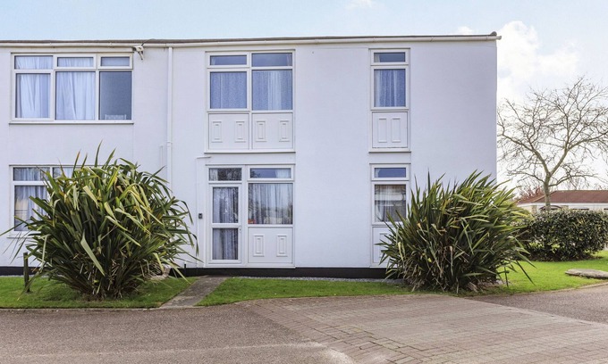 Dawlish Warren Ski Chalet | LA CAPSULE, family friendly, with pool in Dawlish Warren