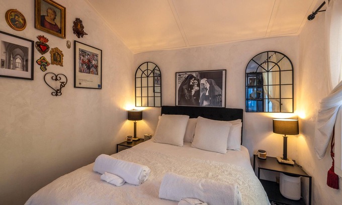Onetangi Cottage | La Casa Al Mare - La Casa Al Mare is a restored 1930s cottage with stunning sea views over Onetangi Beach. It features timber floors, WiFi, Smart TV, and a full kitchen. Sleeps 5 across 3 bedrooms, including a separate sleepout. Enjoy sunny decks, op