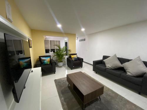Guayabal House | La Casa Amarilla