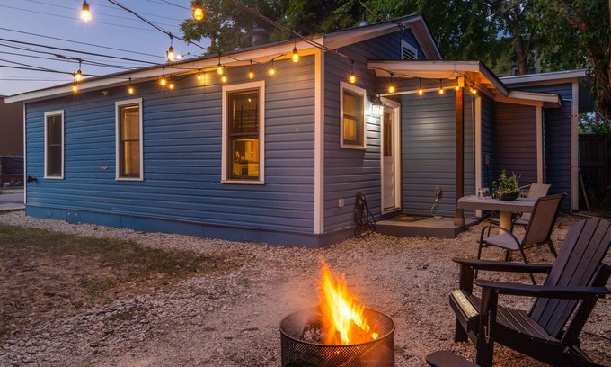 Eastside Promise Neighborhood House | La Casa Azúl ~ 5 minutes from The Pearl!