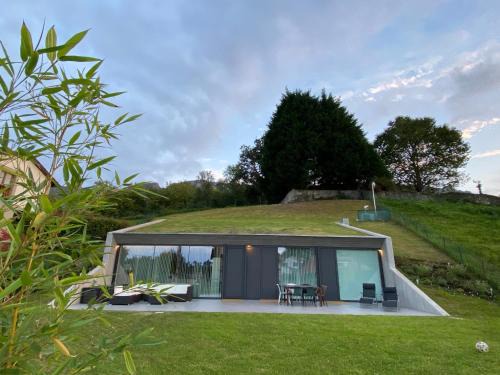 Llanes Villa | La Casa de Hierba - Casa de campo de diseño con jardín y wifi cerca de las playas de Llanes