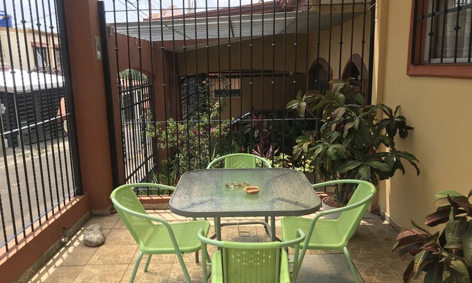 Residencial La Giralda Bed & Breakfast | La casa del suizo