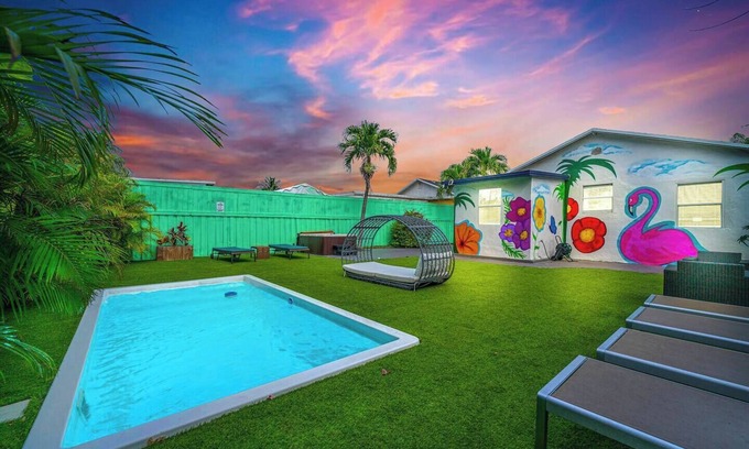 Allapattah House | La Casa Flora | Private | Pool+Hot tub | Sleeps 18