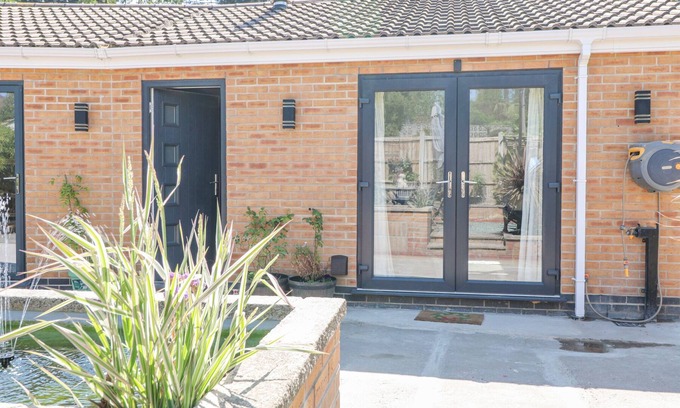 Arnold Cottage | LA CASA LIPA, with a garden in Nottingham