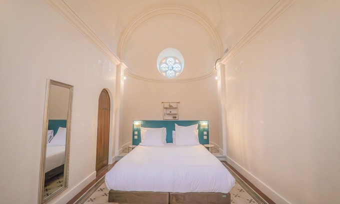 Pezenas Apartment | La Chapelle, Gîte Insolite Haut de Gamme Avec Piscine et Sauna, à Pézenas