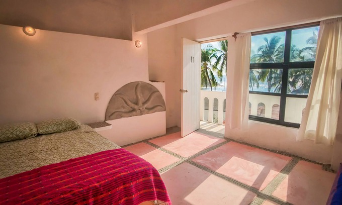 Bacocho Hotel | La Coral Beach House