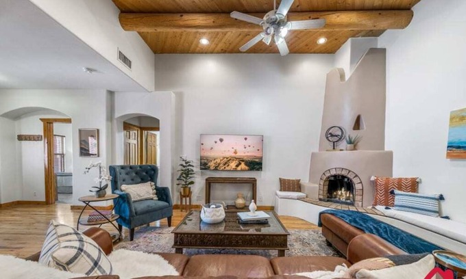 Alamedan Valley House | La Entrada Balloon Fiesta Central - An Irvie Home