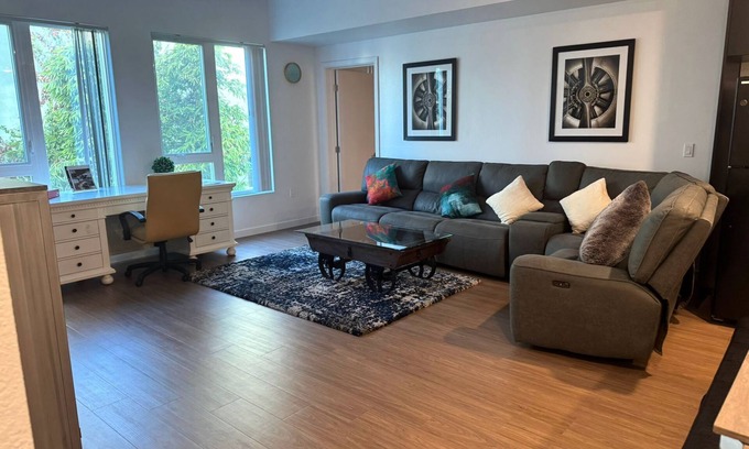 Little Tokyo Hotel | LA Escape: Stylish 2BR King Suite in Vibrant Little Tokyo