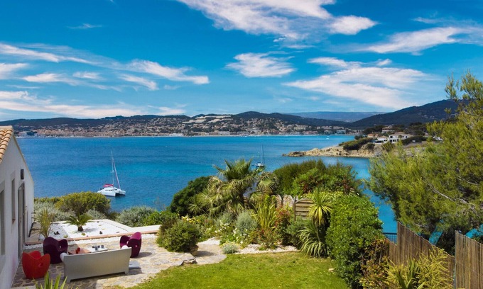Sanary-sur-Mer Villa | La Faligeotte. Seafront, heated swimming pool, AC