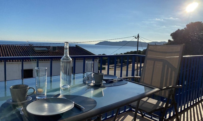 Llanca Apartment | La Farella, panoramic sea view near the beach, Wi-Fi