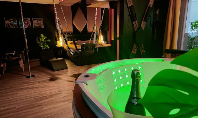 Le Piol Apartment | La loveroom bdsm de Nice " la chambre luxe des désirs "