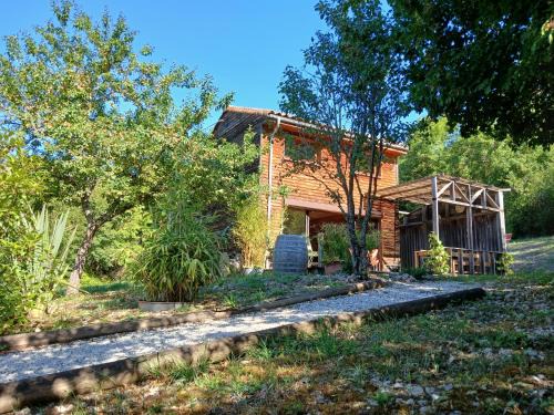 Saint-Jean-et-Saint-Paul Ski Chalet | La maison de bois - Gite dans un site préservé