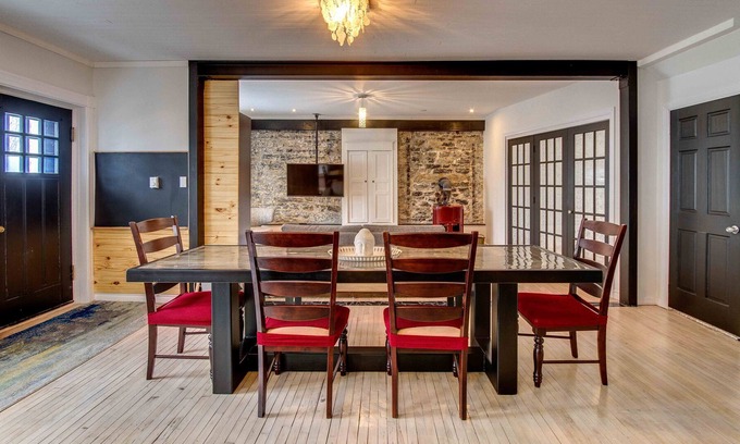 Quartier 5-4 House | La Maison Bleue - Period house near the Montmorency Falls