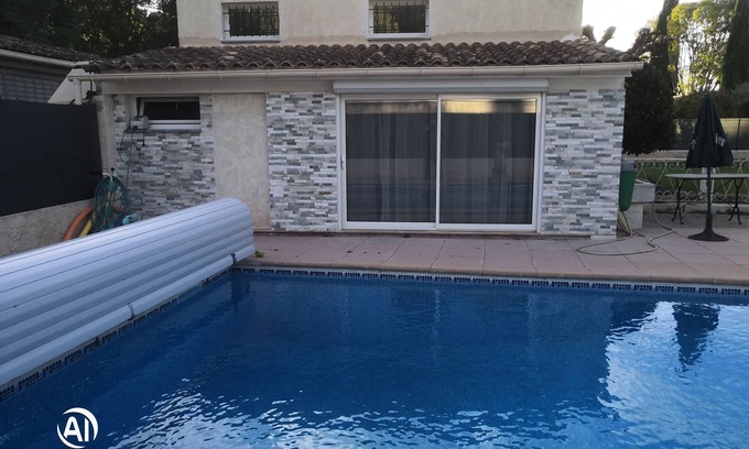 Meyreuil House | La maison de Marie Hélène 2 shared pool