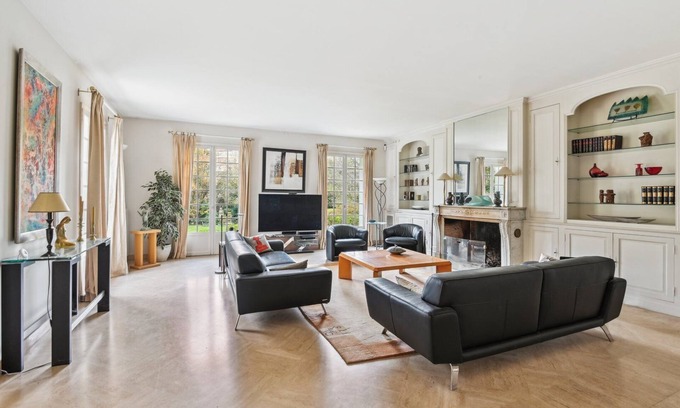 Rueil-Malmaison Villa | La Maison des Rois - With garden and Jacuzzi