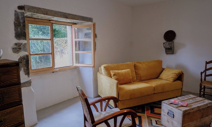 Hasparren Apartment | La maison sous les chênes, gîte in a traditional Basque house, in a peaceful setting.