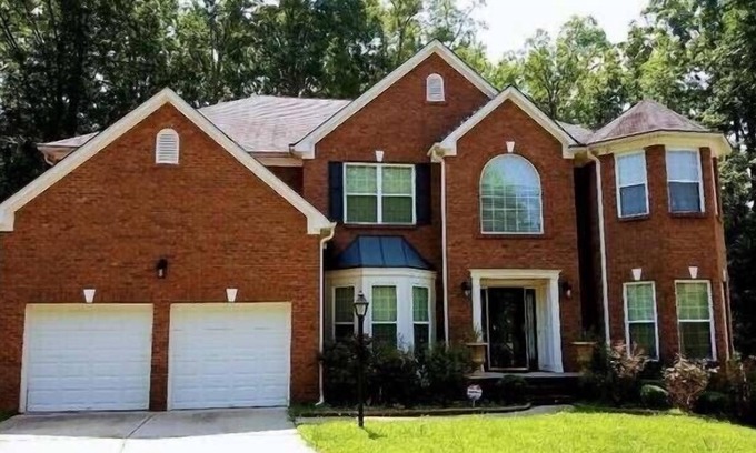 Fairburn House | La Mansion Familia-Theater,Pool,1/2 acre, pool table, 3 floors of fun