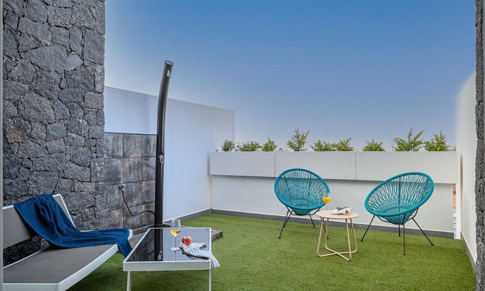 Playa Blanca Ski Chalet | La Marinera House - Near the beach, fast wifi, air-con on main Bedroom and SAT tv