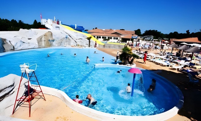 Les Mathes RV Rental | La Palmyre - Les Mathes: 3-bed mobile home with spa, sauna, water park & private garden
