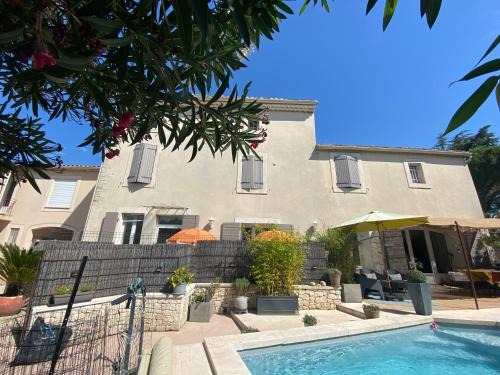 Saint-Saturnin-les-Avignon Bed & Breakfast | La Papaline de Caroline