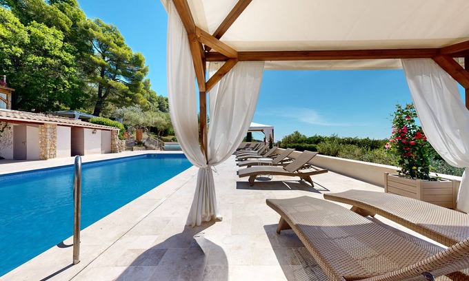 Tourtour House | La Petite Auberge