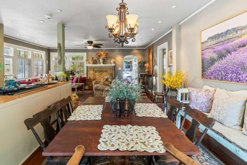 North Charleston House | La Petite Fleur Rouge