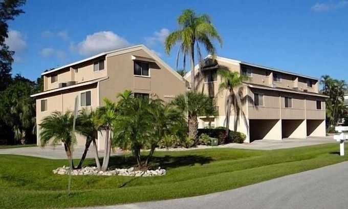 Holmes Beach Condo | La Playita 3 2 Bedroom Townhouse by Redawning