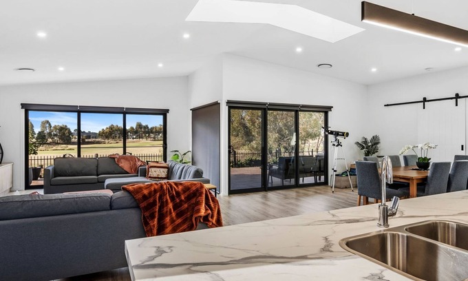 Yarrawonga House | La Plaza Del Toros Golf course view