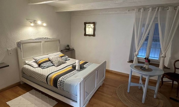 Saint Didier de la Tour Apartment | La Provençale Chambre Pivoine
