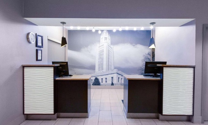 Lincoln Hotel | La Quinta Inn by Wyndham Lincoln
